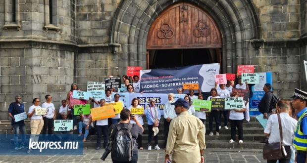 Des mamans en colère devant l’église Immaculée Conception