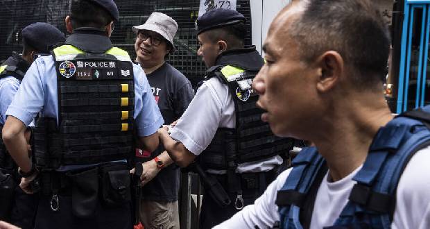 Quatre Américains poignardés, un suspect arrêté, selon la police