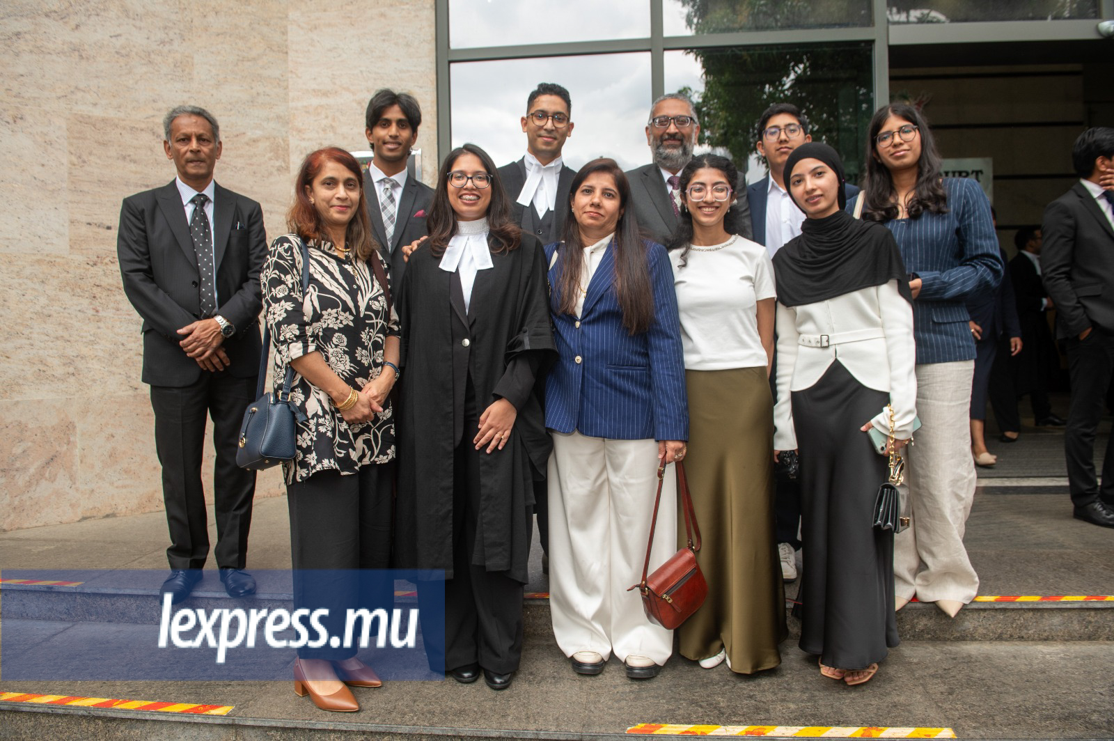 Jaaved Fareed et Afeefa Asgar Salehmohamed sont bien entourés.