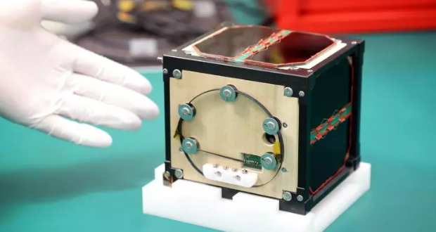 Le premier satellite en bois construit au Japon