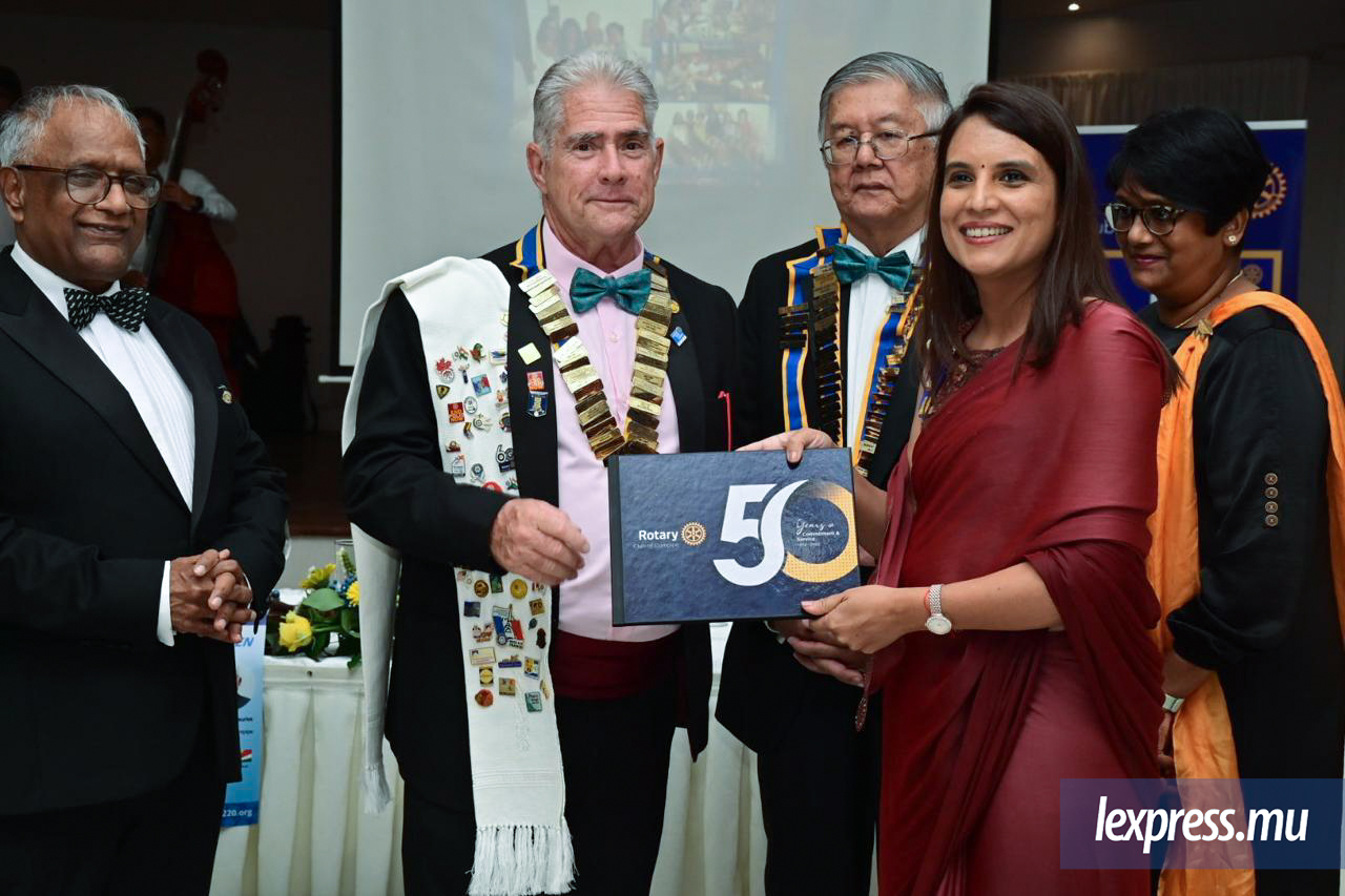 ■ Le «Past District Governor», Mameb Baboo, le président du Rotary de Curepipe, Jean Yves de Fleuriot, le président du Rotary de Port-Louis, Philip Ah Chuen, et le «District Secretary», Harsha Pathak.