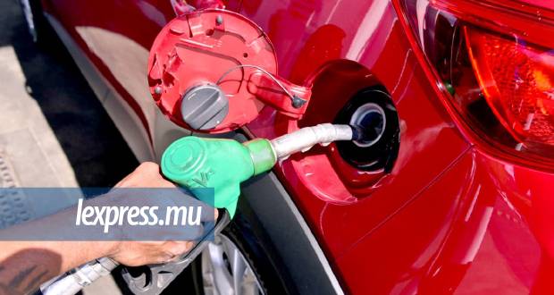 L’essence baisse par Rs 3.10, le diesel augmente par Rs 3.95