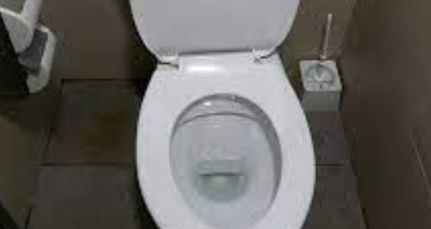 Des billets dissimulés dans des toilettes
