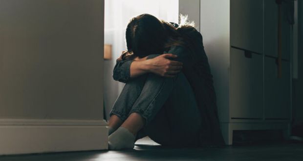 Une mineure allègue une agression sexuelle, un suspect de 24 ans recherché