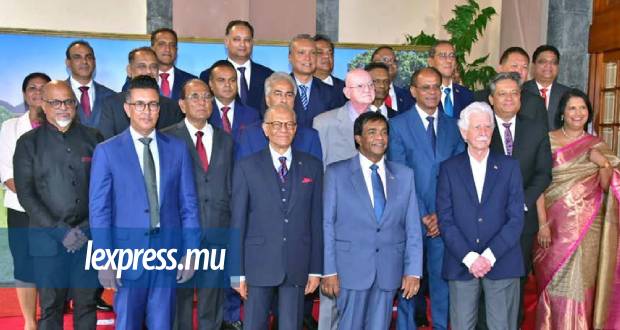 24 ministres + 10 «junior ministers»