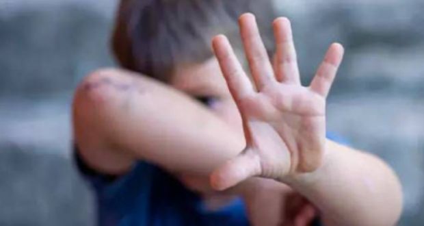 Le père d’un enfant de neuf ans dénonce la mère aux autorités