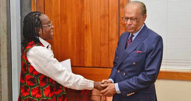 Le Premier ministre reçoit Idah Pswarayi-Riddihough de la Banque mondiale