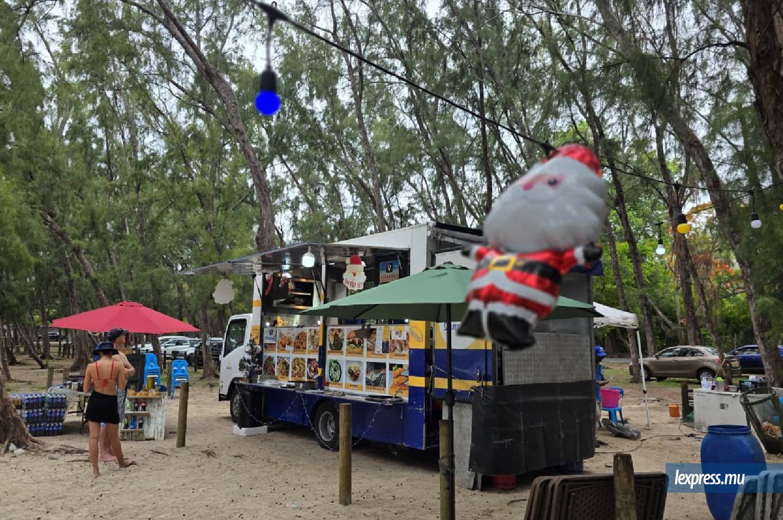 Guirlandes d’occasion aux abords de la plage à Mont-Choisy