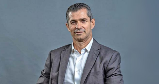 Raphaël Bax : «Les cheveux greffés sont prélevés dans des zones non sujettes à la chute hormonale et le résultat est permanent»