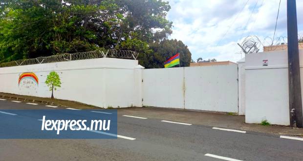 Six membres du personnel suspendus