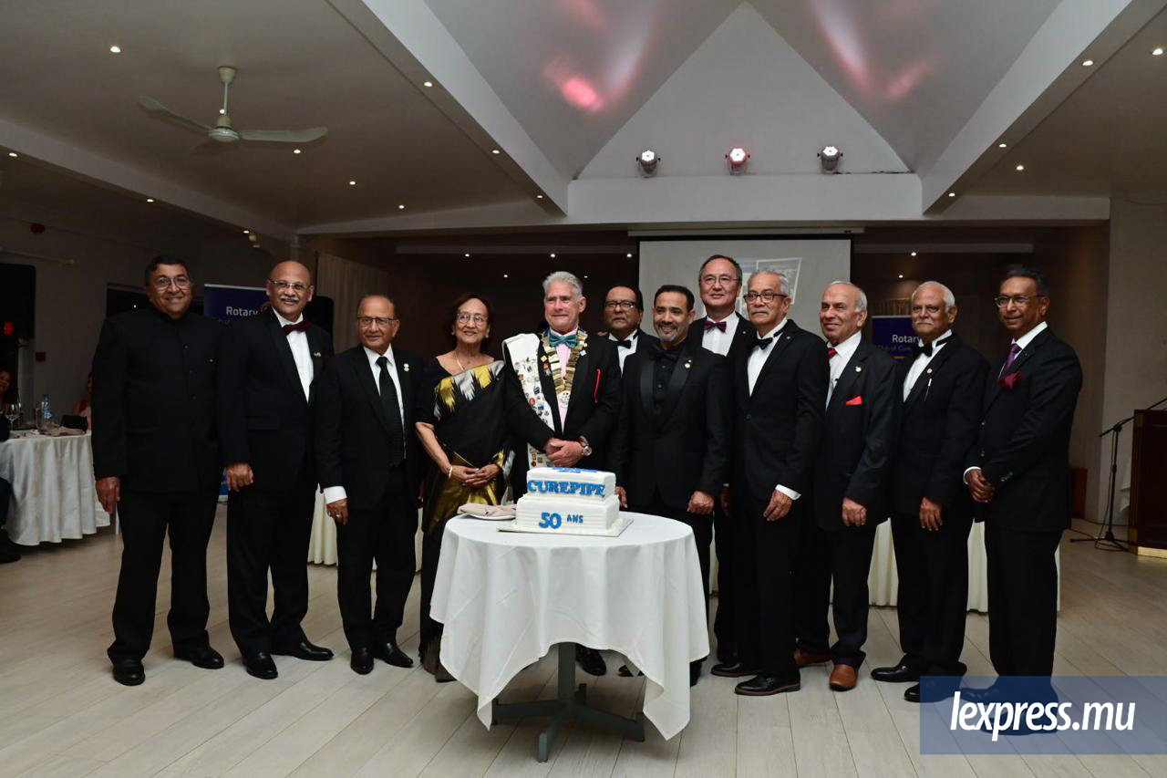 ■ Satish Boolell, Girish Dabeesingh, Ramesh Moonshiram, Manda Boolell, Jean Yves de Fleuriot, Vinod Boolell, Preetam Mohitram, Christian Ip Kwong, Esmael Patel, Dev Hassamal, Kris Lutchmenarraidoo et Anand Chakowa.