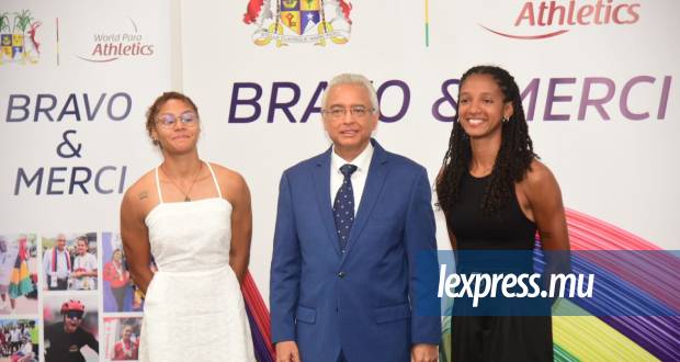 Noemi Alphonse et Anaïs Angeline reçoivent des chèques du PM