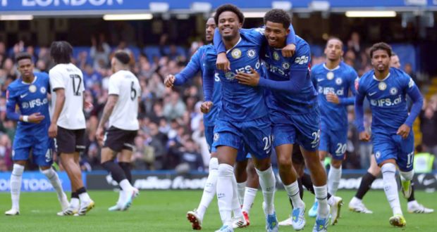 Chelsea frappe fort et envoie un message