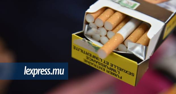 Un père apporte des cigarettes à son fils