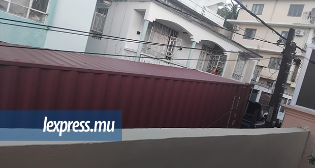 Un camion endommage des câbles électriques et perturbe Noël