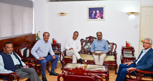 Première photo Duval-Jugnauth-Collendavelloo-Ganoo-Obeegadoo