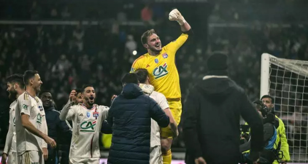 Lyon file en demies aux tirs au but