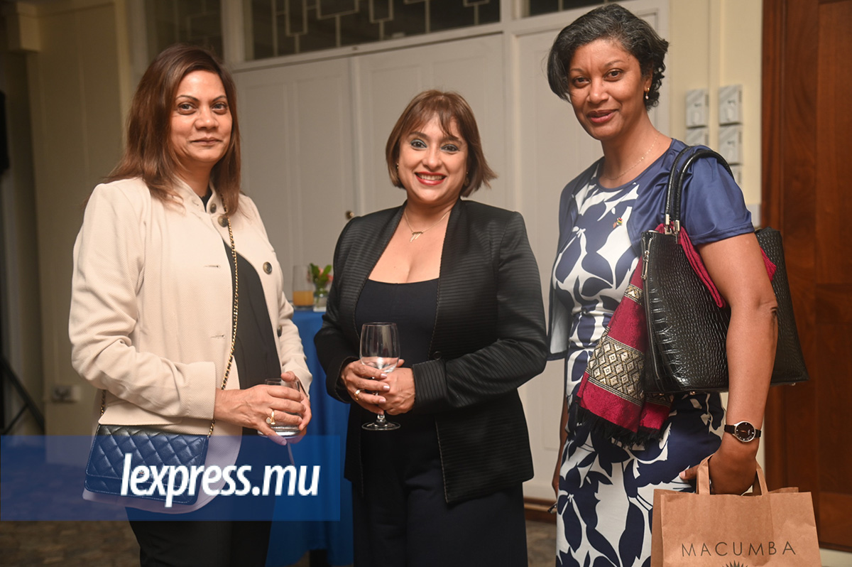 (De g. à dr.) Roukaya Kasenally, Rima Ramsaran et Annick Joseph.
