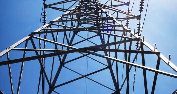 Un technicien reçoit une décharge électrique