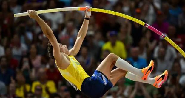Le perchiste suédois Armand Duplantis porte son record du monde à 6,24 m