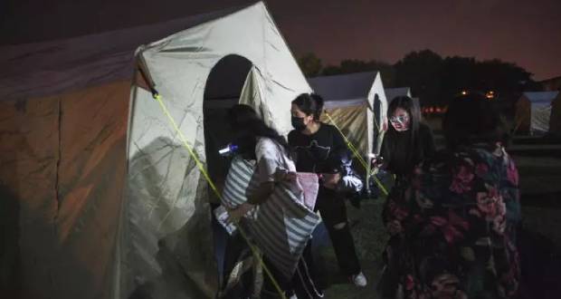 Après le séisme de Taïwan, des familles trouvent refuge sous des tentes