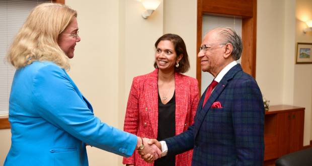 Rencontre entre Harriet Matthews et le Premier ministre Navin Ramgoolam