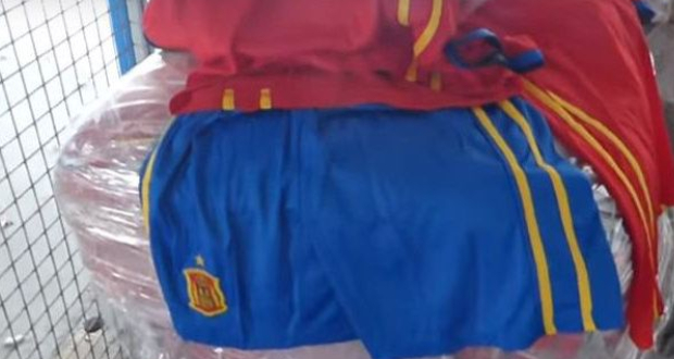 l'Espagne saisit 11 tonnes de faux maillots de foot