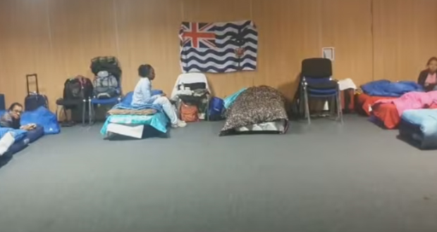Quand des Chagossiens dorment à même le sol en Angleterre…