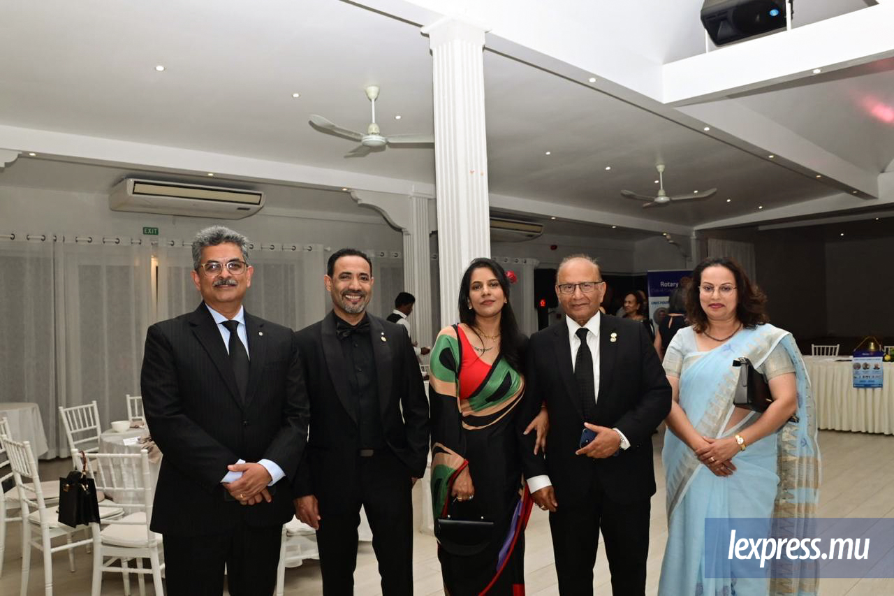 ■ Sailesh Koomar, le «Past President» Preetam Mohitram et son épouse Preeya, le «Past President» Ramesh Moonshiram et Neeta Koomar.