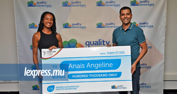 QBL remet un chèque de Rs 100 000 à Anaïs Angéline