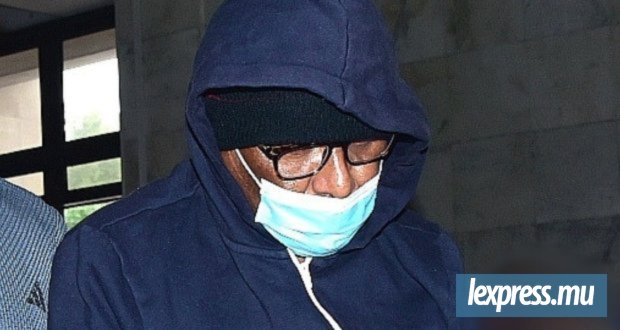 Le sergent Gautam Singh Taukoor devant le tribunal de Rose-Hill ce lundi