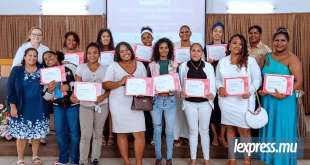 Quarante et une jeunes femmes reçoivent leur certificat