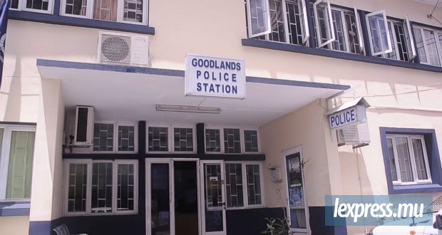 Un jeune homme blessé à la poitrine