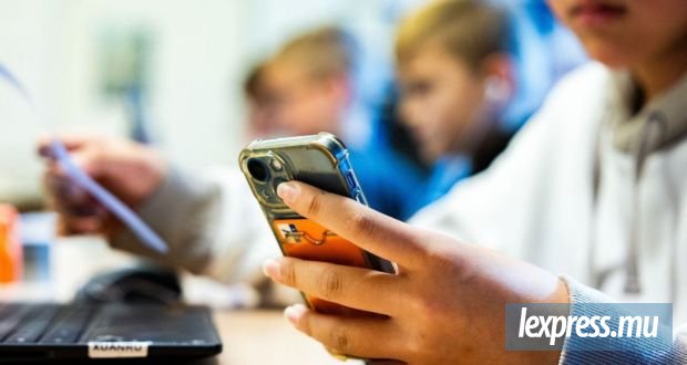 Les portables restent dans les cartables… la réforme à l’épreuve du terrain