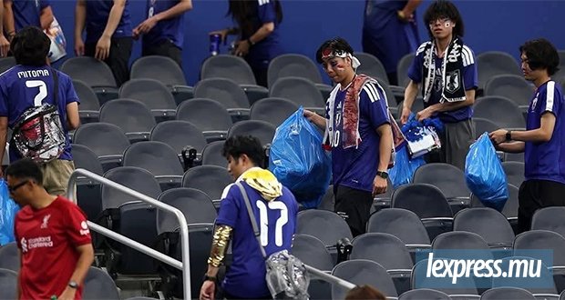 À Dallas, les supporters japonais nettoient les tribunes après le match, fidèles à leur culture