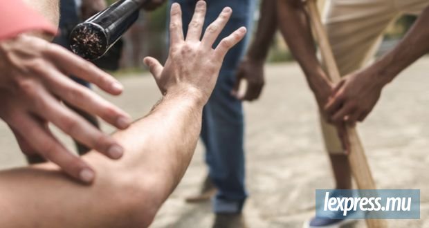 Un chauffeur agressé à coups de poing et de sabre, Rs 1 000 emportées