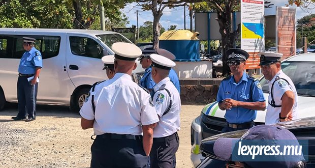Policiers et membres de la SSU présents pour la visite de Shakeel Mohamed