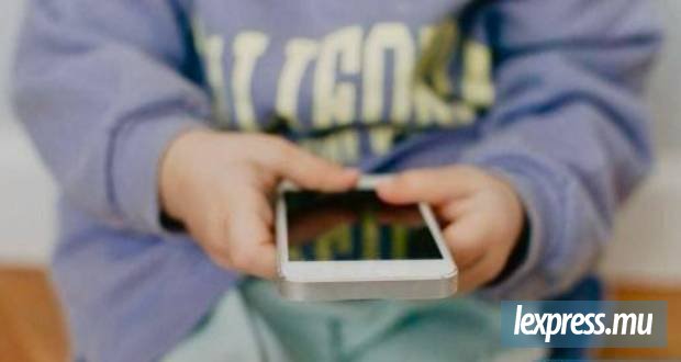 Réglementation des appareils mobiles à l’école : Entre les profs et le ministère, le réseau ne passe pas