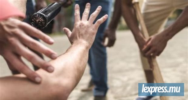Un homme de 21 ans retrouvé nu et couvert de sang