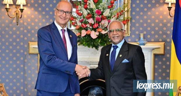 L'ambassadeur Frédéric Bontems fait ses adieux au président Dharam Gokhool