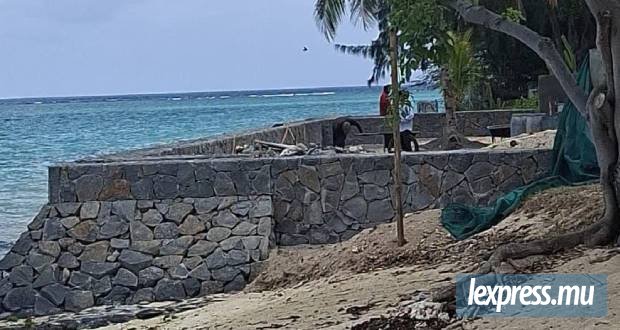 La Preneuse : le mur qui ravive la bataille autour de l’accès à la plage