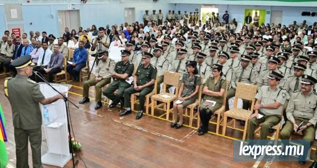 Soixante-quinze officiers récompensés pour 15 ans de service