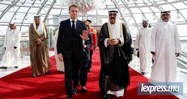 Emmanuel Macron s’envole pour le Golfe malgré la polémique