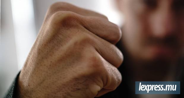 Un adolescent agressé à coups de poing et de canif