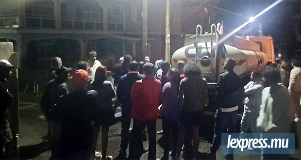 Des habitants descendent dans la rue et brûlent des pneus après quatre jours sans eau