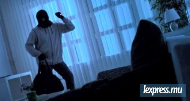 Un couple surpris au réveil par deux cambrioleurs masqués