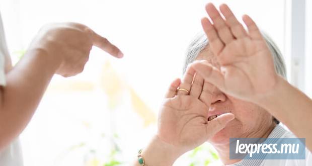 Une sexagénaire affirme avoir été frappée puis étranglée par son fils