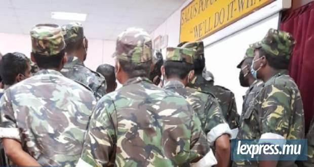 Un policier blessé à la main