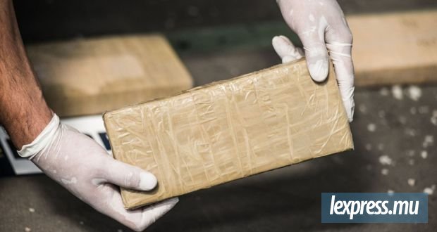 2,25 kg de substances suspectées d’être des drogues de synthèse trouvés dans un colis
