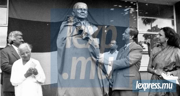 5 octobre 1995 : Jugnauth rend hommage à Jay Narain Roy, fondateur du Mauritius College